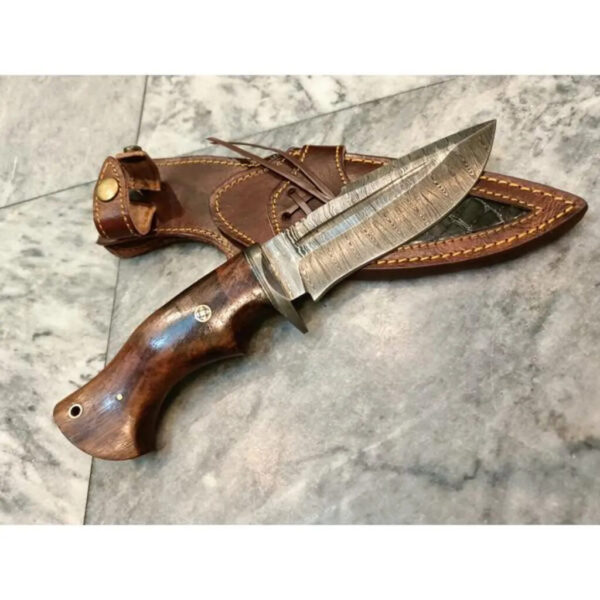 Handmade Damascus bowie knife with sheath Fixed blade hunting knife for Survival Ergonomic Walnut wood handle handmade